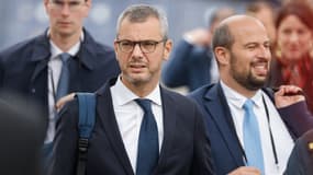 Le secrétaire général de l'Élysée, Alexis Kohler (au centre), arrive à Hambourg, dans le nord de l'Allemagne, le 9 octobre 2023, premier jour des consultations gouvernementales franco-allemandes de deux jours. 