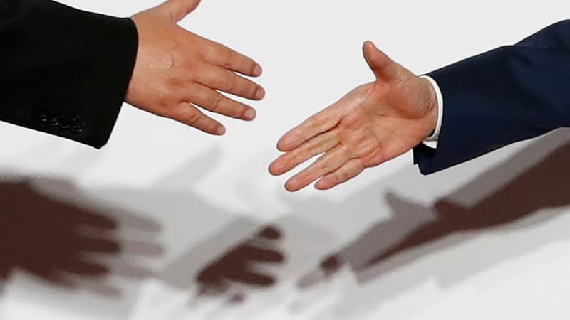 Poignée de main entre le président chinois, Xi Jinping, et le Premier ministre japonais, Shinzo Abe, lors du sommet du G20 à Osaka le 28 juin 2019 (photo d'illustration)