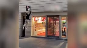 Ils deviennent viraux en éteignant les vitrines des magasins