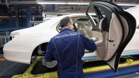 Avec la multiplication des options sur les automobiles de la marque, la souplesse et la dextérité des travailleurs ont de plus en plus droit de cité sur les lignes d'assemblage de Mercedes-Benz.