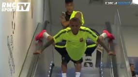 La manière très  bizarre qu’a Dani Alves de prendre l’escalator