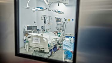 Un patient atteint par le coronavirus dans l'unité de soins intensifs de l'hôpital Alberto Sabogal Sologuren, le 2 juillet 2020 à Lima, au Pérou