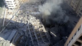 Des volutes de fumée se dégagent sur le site d'une frappe aérienne israélienne dans la banlieue sud de Beyrouth, dans la zone de Hadath, le 2 octobre 2024.
