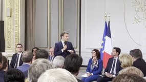 Face aux maires invités à l'Élysée, Emmanuel Macron juge que "le pic" des émeutes "est passé"