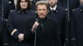 Johnny Hallyday chante place de la République à Paris en hommage aux victimes des attentats de Paris le 10 janvier 2016