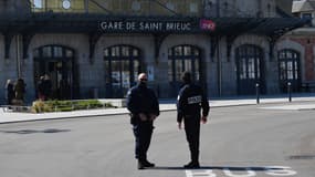 Policiers devant la gare de Saint-Brieuc. 