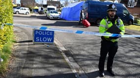 Un agent de police près du lieu où ont été empoisonnés Sergueï Skripal et sa fille, le 8 mars 2018 à Salisbury dans le sud de l'Angleterre. 