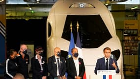 Le président Emmanuel Macron devant la maquette de la motrice du futur TGV, gare de Lyon à Paris, le 17 septembre 2021