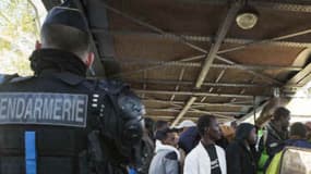 Le camp devrait permettre d'accueillir les migrants qui se réfugient sous les stations de métro parisiennes, comme ici à Stalingrad. 