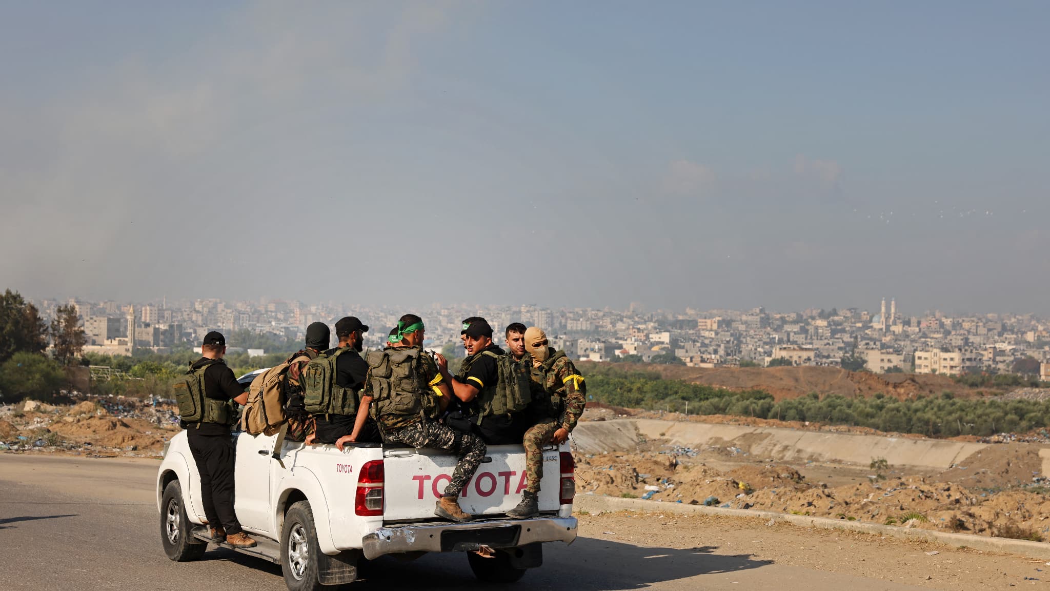 Des militants palestiniens des Brigades Ezzedine al-Qassam se dirigent vers le point de passage d'Erez entre Israël et le nord de la bande de Gaza, le 7 octobre 2023.