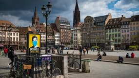 La grand-place de Strasbourg, avec une affiche "Ensemble contre le virus", le 12 avril 2021