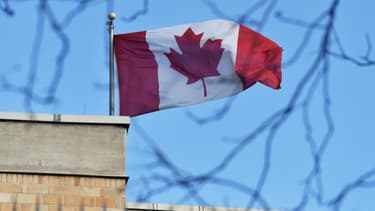 Le drapeau canadien au-dessus de l'ambassade du Canada à Pékin en janvier 2019 (Photo d'illustration).