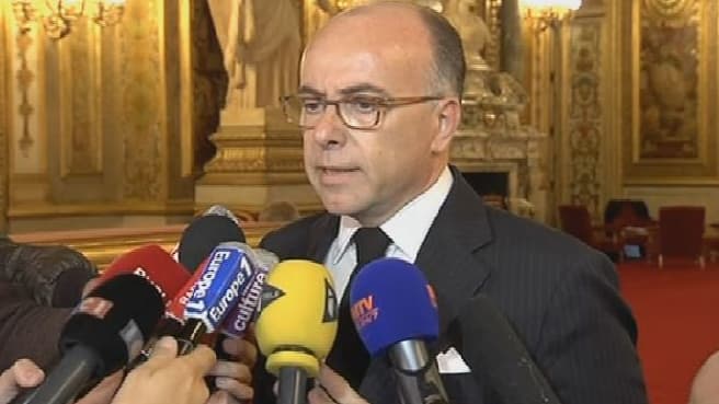 Le ministre de l'Intérieur Bernard Cazeneuve a annoncé la suspension de l'utilisation des grenades offensives à compter de ce mardi 28 octobre.