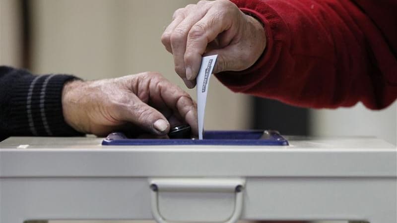 François Hollande et Nicolas Sarkozy obtiennent chacun 27% des intentions de vote au premier tour de l'élection présidentielle, le candidat socialiste battant le président sortant par 55% contre 45% au second, selon un sondage TNS Sofres-Sopra Group publi