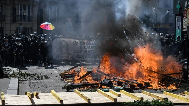 Incidents opposant les forces de police à des groupes de jeunes en marge de la manifestation du 1er mai 2022 à Paris