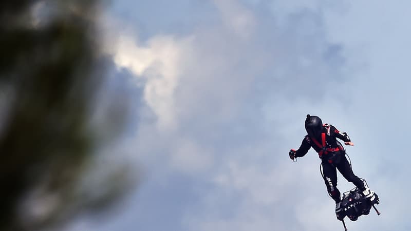 Franky Zapata sur son flyboard