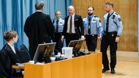 Anders Behring Breivik (3e à droite) entre dans la salle d'audience de la prison de Ringerike avant le début de son procès sur ses conditions de détention, le 8 janvier 2024 à Tyristrand, près d'Oslo, en Norvège.
