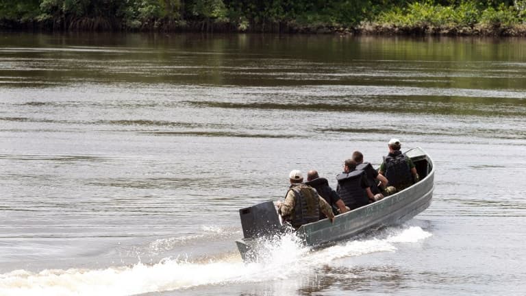 Des militaires française patrouillent sur l'Approuague, en Guyane, le 18 juillet 2012