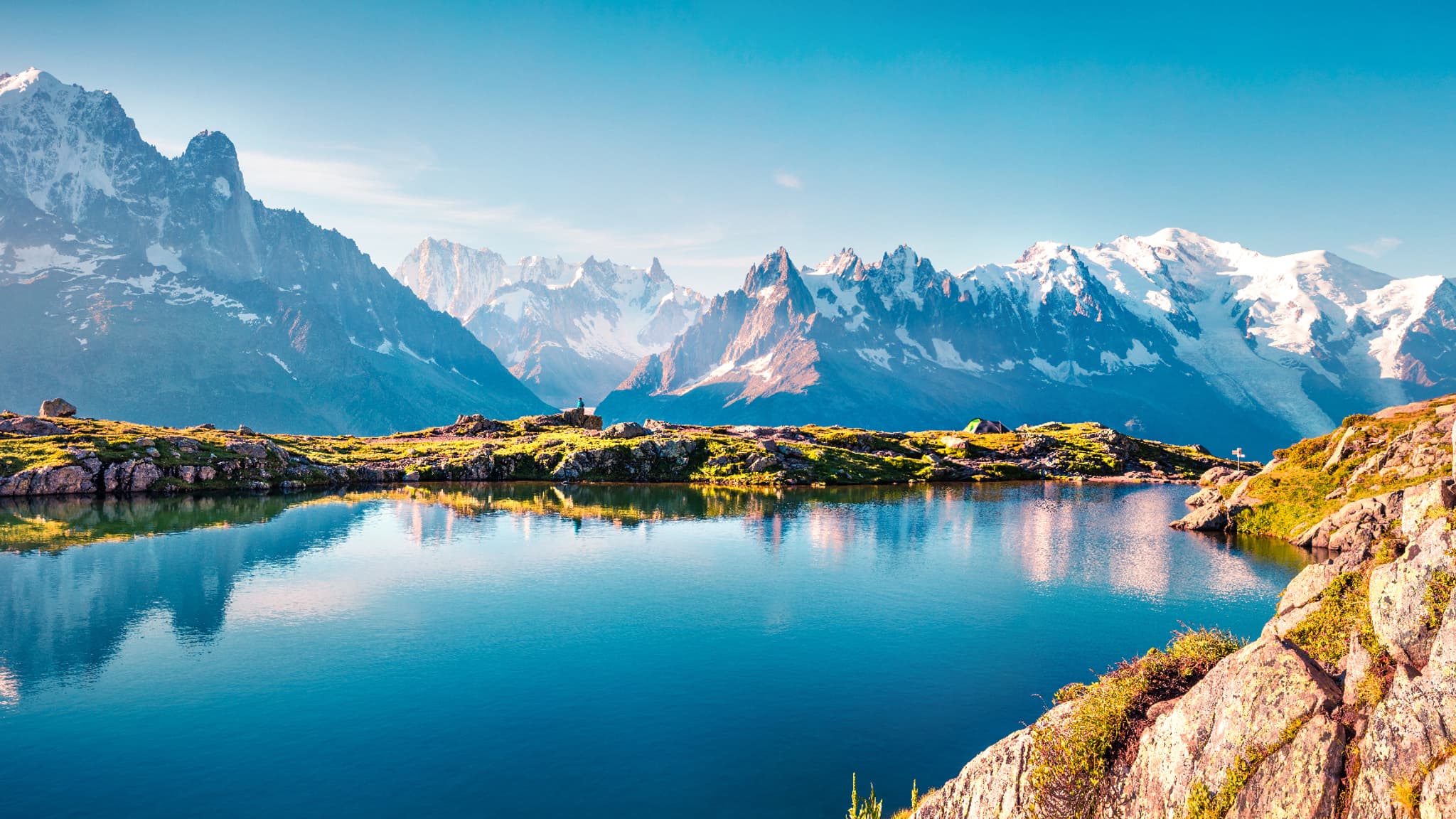 Panorama sur le lac Blanc, avec le Mont-Blanc en toile de fond Panorama sur le lac Blanc, avec le Mont-Blanc en toile de fond