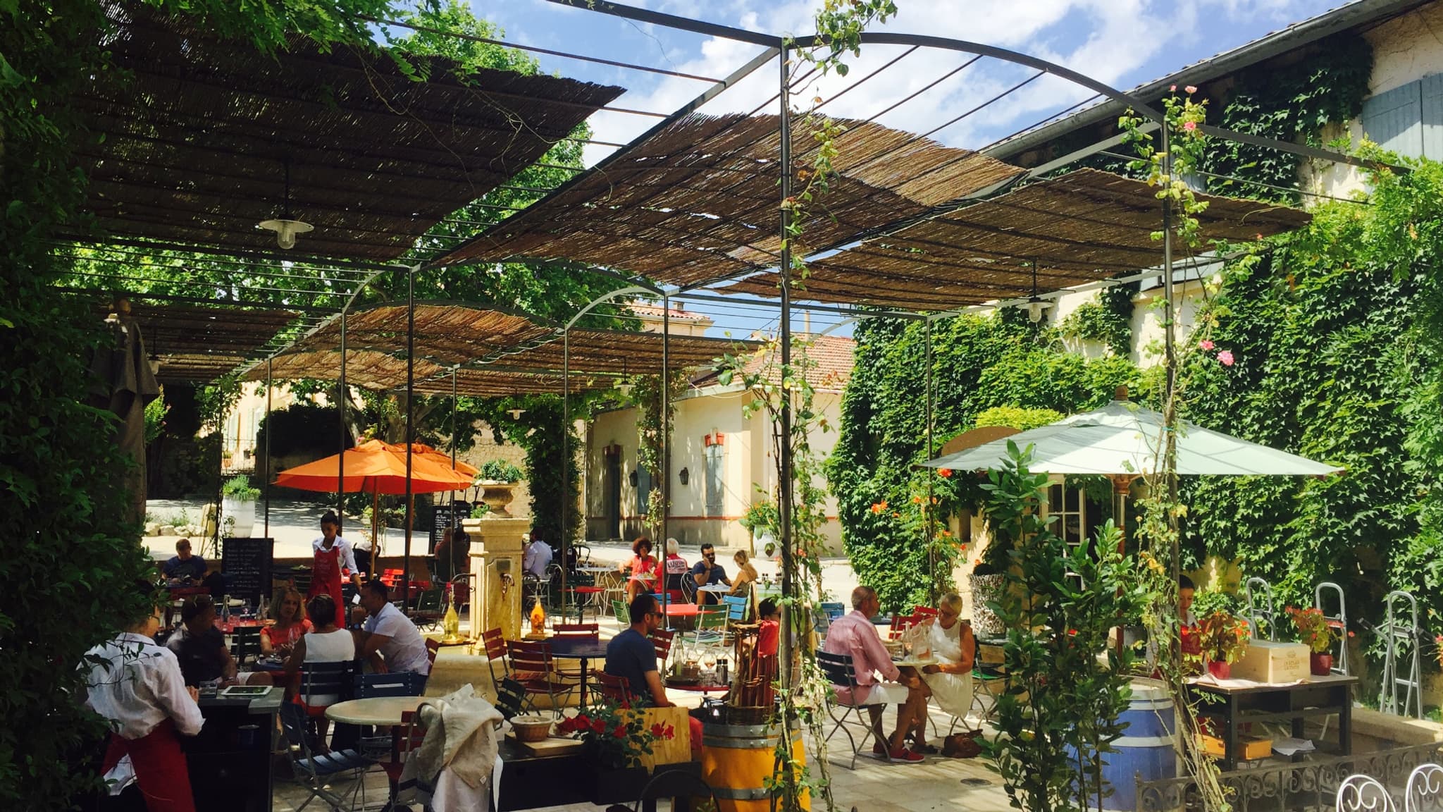 La terrasse de la Villa La Coste à Le-Puy-Sainte-Réparade.