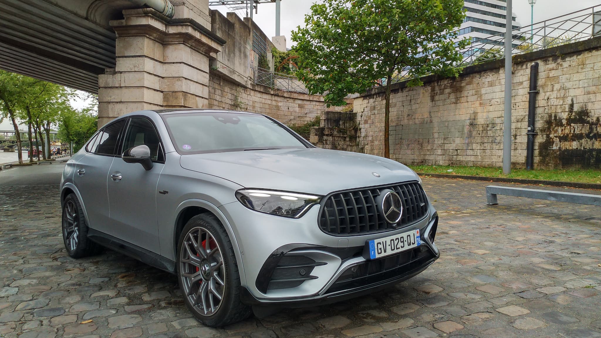 Ce GLC Coupé en est à sa deuxième génération, et se décline ici en une version E Performance avec la toute nouvelle chaîne de traction hybride rechargeable de Mercedes.