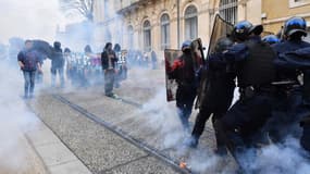 Des heurts ont éclaté samedi 14 avril à Montpellier entre manifestants et forces de l'ordre.  
