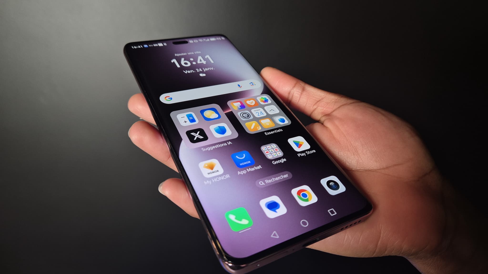 Le Honor Magic7 Lite dispose d'un grand écran de 6,78 pouces.
