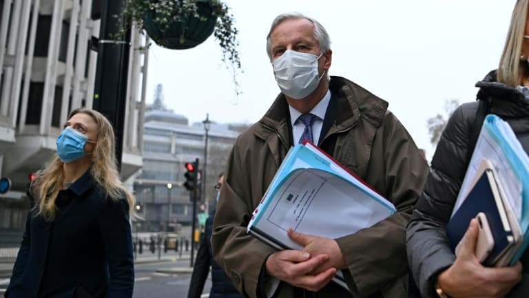 Le négociateur européen pour le Brexit Michel Barnier (c), le 28 novembre 2020 à Londres
