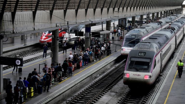 Des voyageurs attendent sur le quai  de monter dans un train à la gare de Séville, le 29 avril 2025 en Espagne, au lendemain d'unepanne  massive d'électricité qui a affecté la péninsule ibérique et le sud de la France
