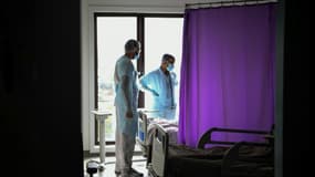 Un médecin s'entretient avec un malade du Covid le 22 octobre 2020 à l'hôpital de Gonesse