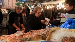 Sur un marché d'Athènes. Déjà sous le choc d'une interminable série de baisses de salaires et de hausses d'impôts, les Grecs ont assisté avec un désespoir mêlé d'incrédulité aux événements politiques de cette semaine. /Photo prise le 4 novembre 2011/REUTE