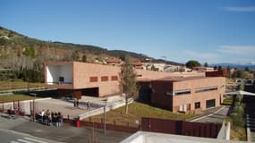 Un enseignant du lycée Les Iscles de Manosque (Alpes de Haute-Provence) a été suspendu pour avoir diffusé un film violent sur l'avortement. Une cellule psychologique a été mise en place pour les élèves choqués.