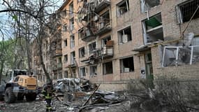 Des secouristes ukrainiens interviennent sur le site d'une attaque de missiles russes à Kiev, le 24 avril 2025, dans le cadre de l'invasion russe de l'Ukraine.