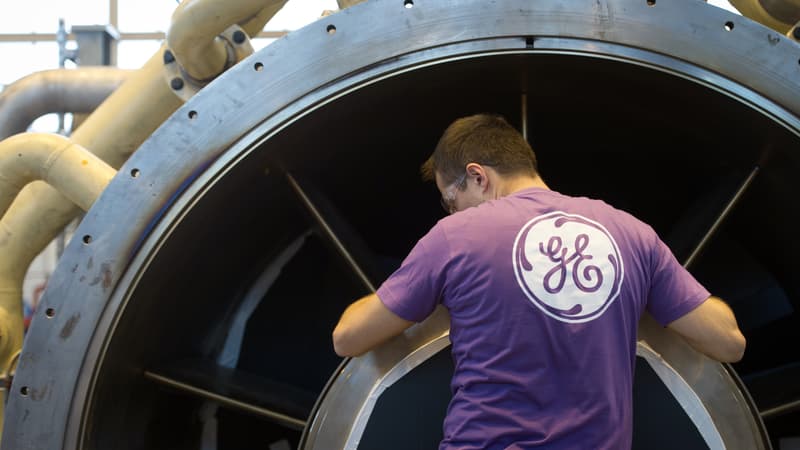 Un salarié de General Electric à Belfort, le 27 novembre 2015.