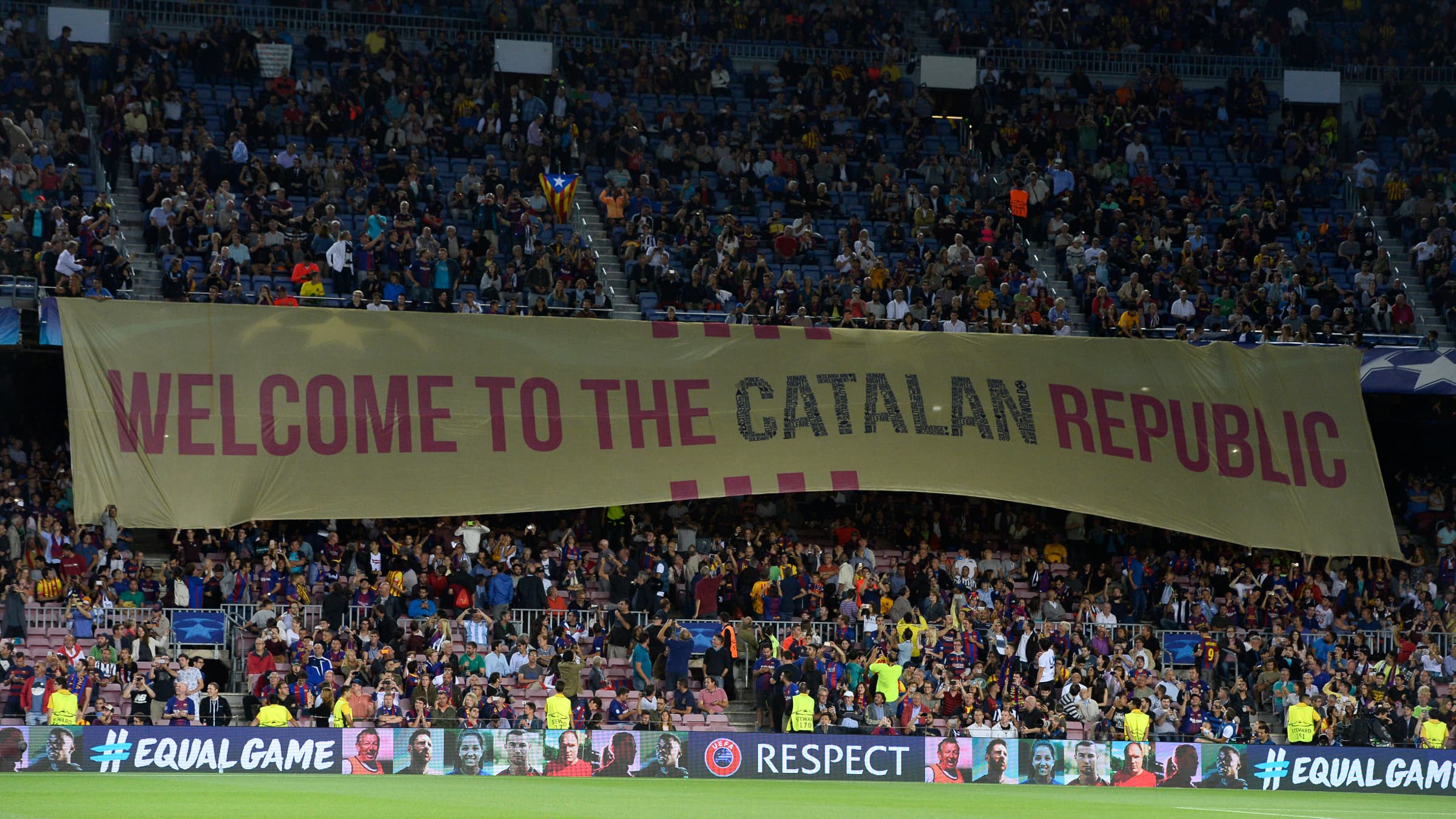 Des supporters du Barça exhibent une banderole "Bienvenue à la république catalane", le 12 septembre 2017, au Camp Nou, avant un match contre la Juventus de Turin en Ligue des Champions. Des supporters du Barça exhibent une banderole "Bienvenue à la république catalane", le 12 septembre 2017, au Camp Nou, avant un match contre la Juventus de Turin en Ligue des Champions.