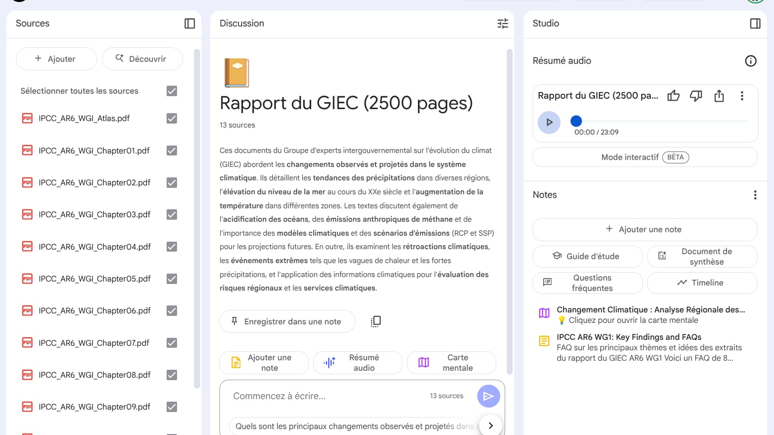 NotebookLM permet de compiler plusieurs documents (à gauche), d'en avoir une synthèse et de poser des questions complémentaires (centre), avant d'en obtenir une version résumée en audio (droite).