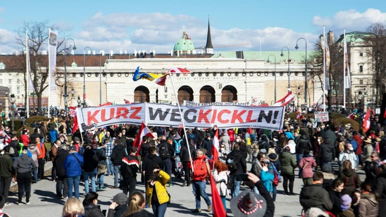 Des manifestants contre les restrictions destinées à lutter contre le Covid-19, à Vienne (Autriche), le 6 mars 2021.