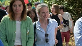 Lucie Castets (c), candidate du Nouveau Front populaire au poste de Premier ministre, et Marie Tondelier (g), cheffe des Ecologistes, à l'Université d'été des Ecologistes, le 22 août 2024 à Tours, en Indre-et-Loire
