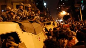Des milliers d'Egyptiens ont bravé vendredi soir le couvre-feu imposé par le président Hosni Moubarak et, au terme d'une journée de contestation sans précédent, ont acclamé les soldats se déployant dans les rues de la capitale égyptienne. /Photo prise le