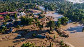 Une vue aérienne montre les dégâts causés par les inondations à Meureudu, dans le district de Pidie Jaya, dans la province indonésienne d'Aceh, le 30 novembre 2025.