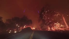 Un conducteur filme les violents incendies qui entourent sa route en Californie