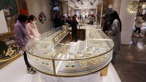 Des clients dépensent de l'argent dans une boutique d'or à Shanghai, en Chine, le 23 janvier 2025.
