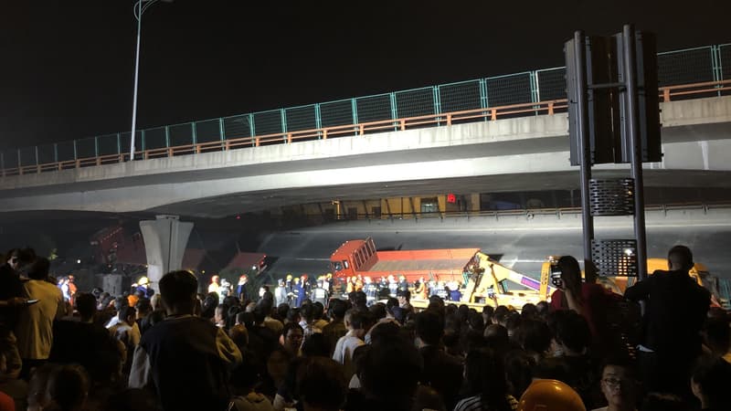 Une foule d'habitants rassemblés devant un pont qui s'est effondré à Wuxi, en Chine, jeudi 10 octobre 2019.