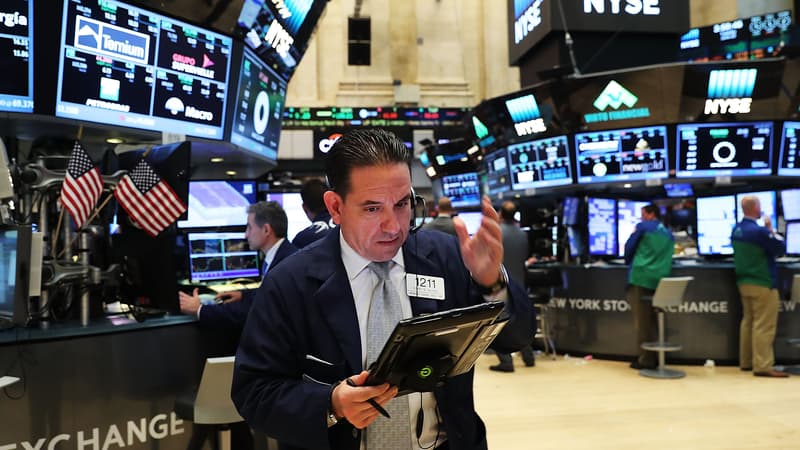 Un trader de la New York Stock Exchange (NYSE) de Wall Street en plein travail