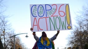 Un manifestant au cours d'un rassemblement organisé notamment par Extinction Rebellion la veille du début de la COP26 à Glasgow, le 30 octobre 2021.