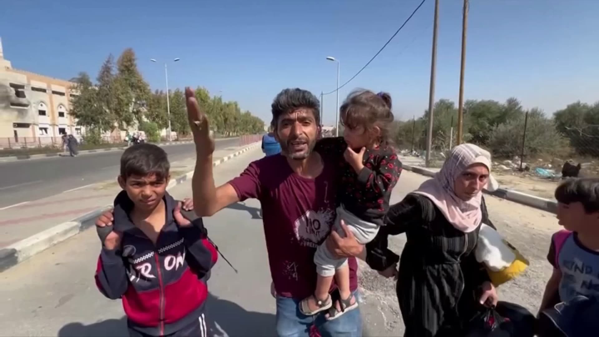 Un Palestinien et sa famille se dirigent, sans but, vers le sud de la bande de Gaza, novembre 2023 