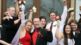 De jeunes mariés lors d'une cérémonie collective à Las Vegas, le 12 décembre 2012