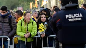 Des manifestantes catalanes, en gilets jaunes, à Barcelone, le 21 décembre.