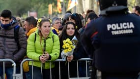 Des manifestantes catalanes, en gilets jaunes, à Barcelone, le 21 décembre.