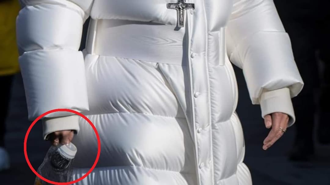 Dans l'image du pape en doudoune créée par l'IA Midjourney, la main droite du pape a une forme étrange et mal définie.
